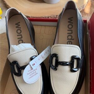 Wonder Women's Black and Cream Loafers